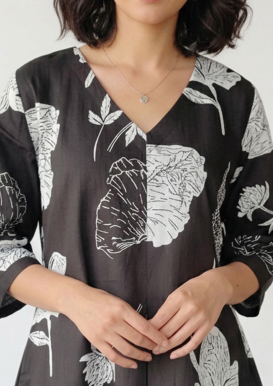 A-Linien Kleid aus Baumwolle mit großem Blumenprint in Schwarz | Fabz Boutique